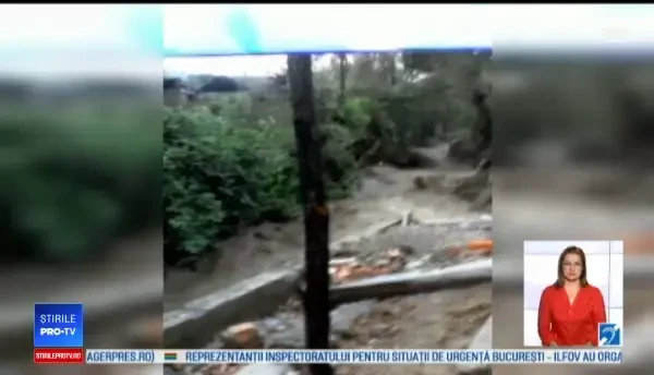 Ploile torențiale au inundat casele din mai multe orașe, iar grindina a distrus grădinile