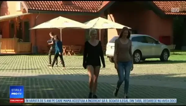 Dormitorul din cabina camionului. Într-o stațiune, turiștii pot dormi într-o cabină auto