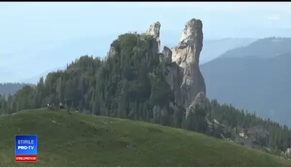 Turiștii, atrași de traseele spectaculoase din Rarău. România e comparabilă cu Elveţia
