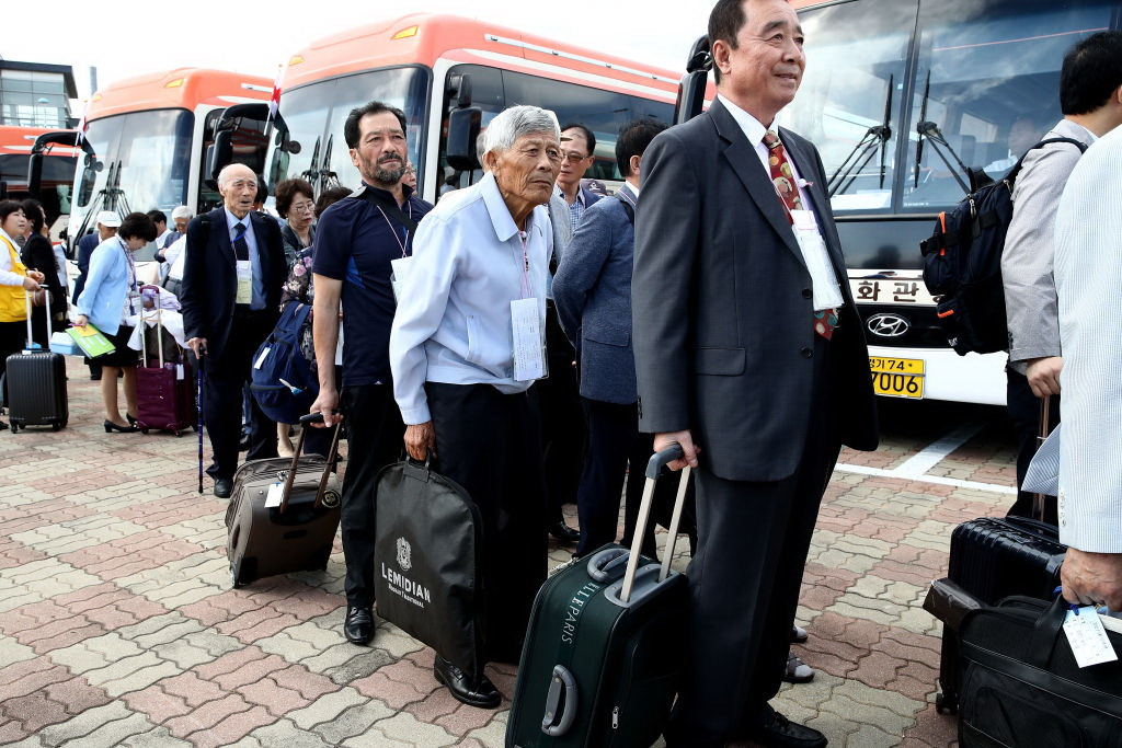 Zeci de sud-coreeni și-au întâlnit familiile din Nord pentru prima dată după 1950