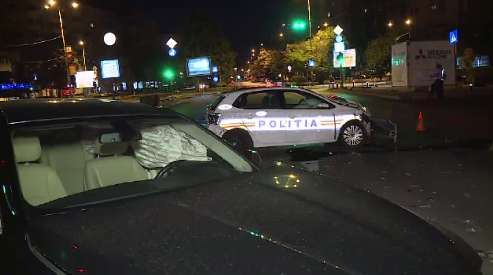 Doi polițiști la spital, după ce au intrat în plin într-o mașină. Gestul făcut imediat după impact