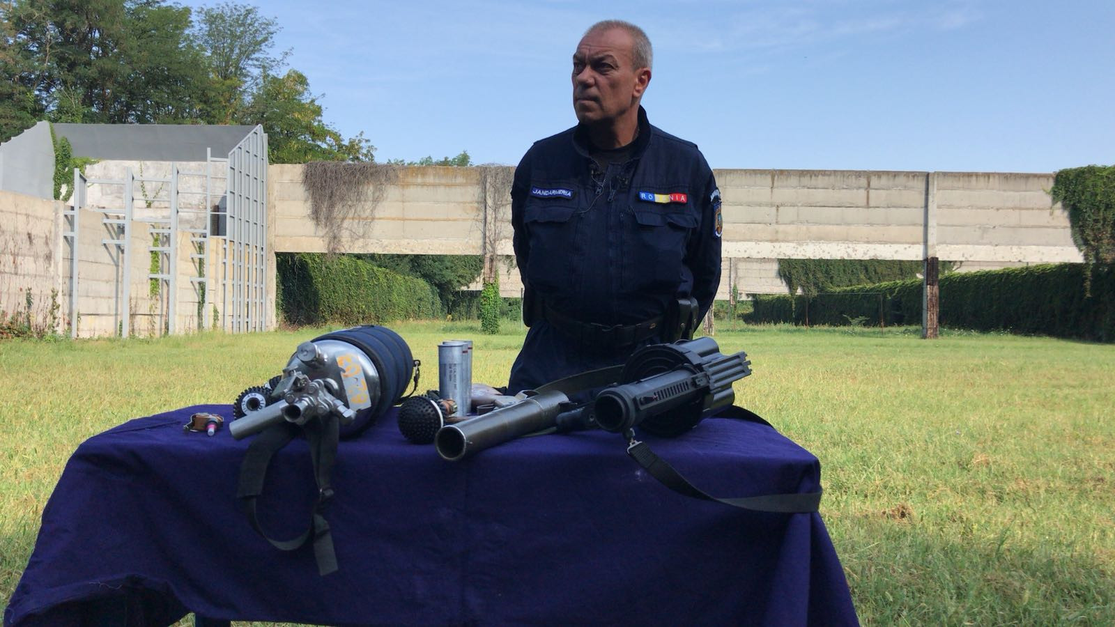 Un jandarm a stat țintă la gazele lacrimogene ale colegilor, ca să arate că nu pățește nimic