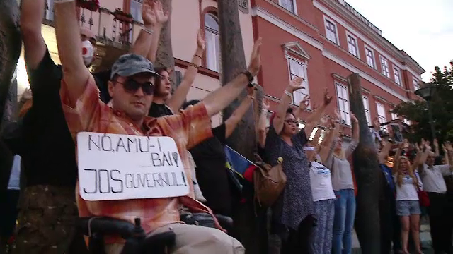 100 de persoane s-au adunat în centrul oraşului Cluj, în semn de solidaritate cu protestele de pe 10 august