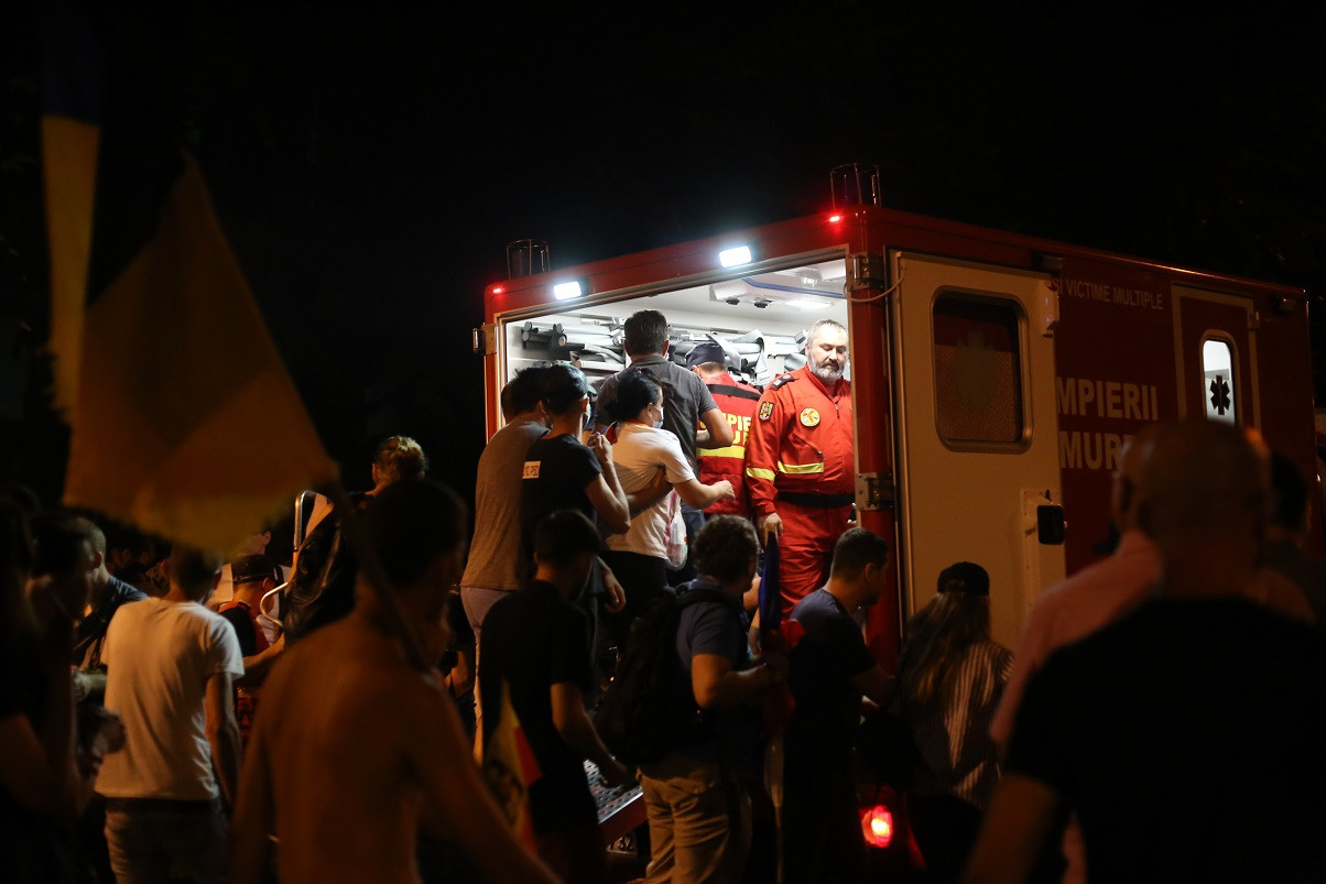 ncidente in prima zi de proteste a romanilor din diaspora fata de guvernul PSD, in Piata Victoriei, vineri, 10 august 2018. Protestatarii cer eliminarea politicienilor cu probleme penale și alegeri anticipate