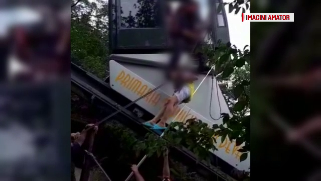 19 persoane, între care 8 copii, au rămas blocate în telecabina de la Cetatea Devei