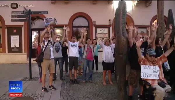 100 de persoane s-au adunat în centrul oraşului Cluj, în semn de solidaritate cu protestele de pe 10 august