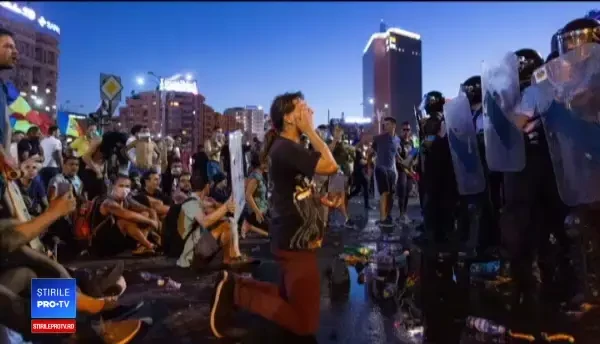 Un jandarm a stat țintă la gazele lacrimogene ale colegilor, ca să arate că nu pățește nimic