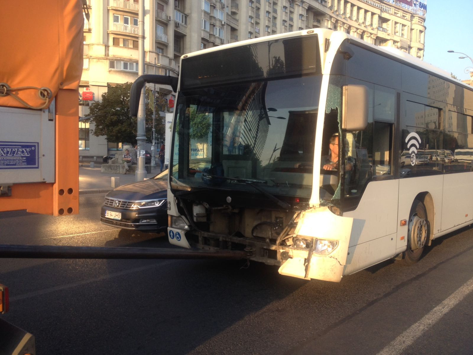 Accident grav în București. Un autoturism a lovit un autobuz, în Piața Victoriei