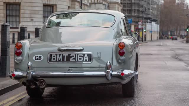 Aston Martin va produce în ediţie limitată celebra maşina din filmele cu James Bond