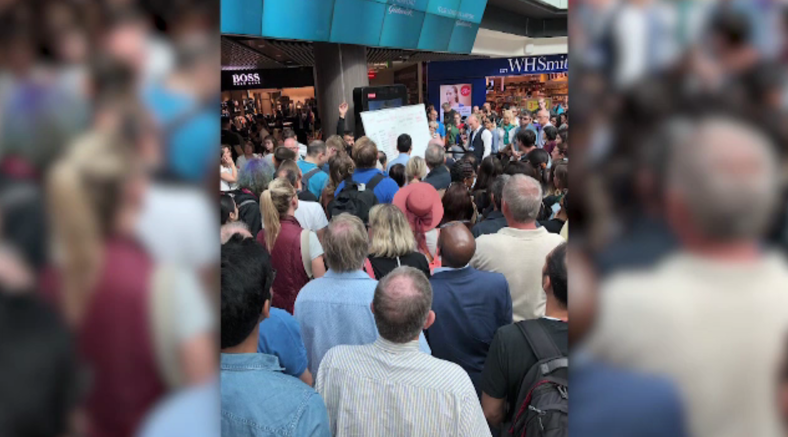 Haos pe aeroportul londonez Gatwick, după ce ecranul care afișează zborurile s-a defectat