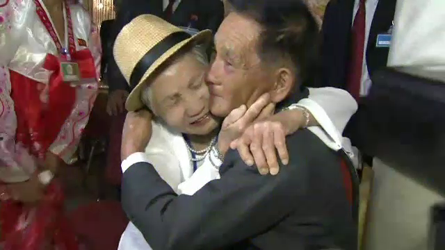 Momentul în care o mamă îşi îmbrăţişează fiul pentru prima dată după 7 decenii