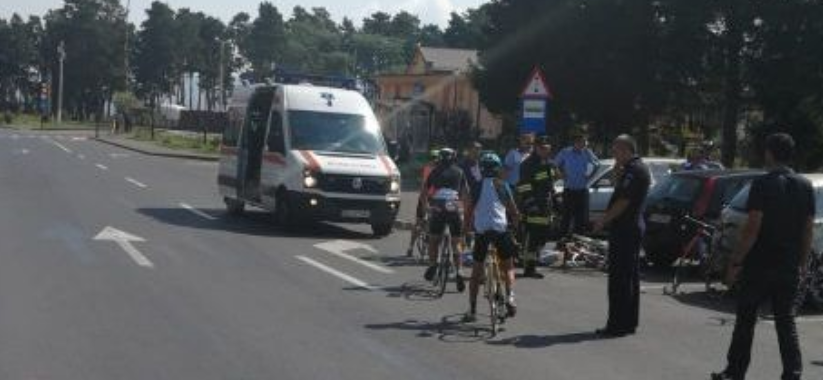 Patru adolescenţi răniţi după ce o maşină a intrat într-o coloană de ciclişti în Brașov