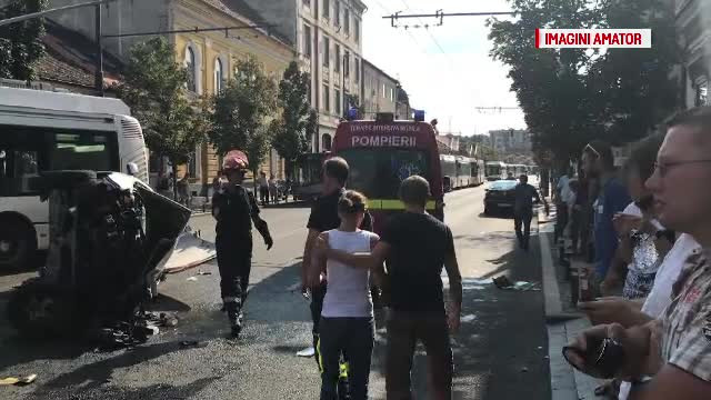 Un şofer a intrat în plin în troleibuz, în centrul Clujului. Ce manevră încerca să facă