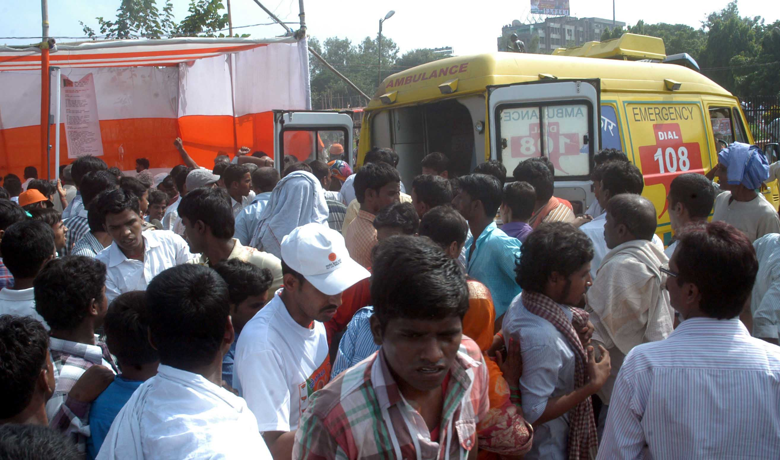 Femeie bătută de săteni și obligată să defileze goală prin sat