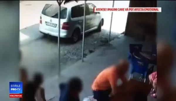Filmul accidentului din Iaşi. Patru adulţi şi doi copii, loviţi de un şofer care a adormit