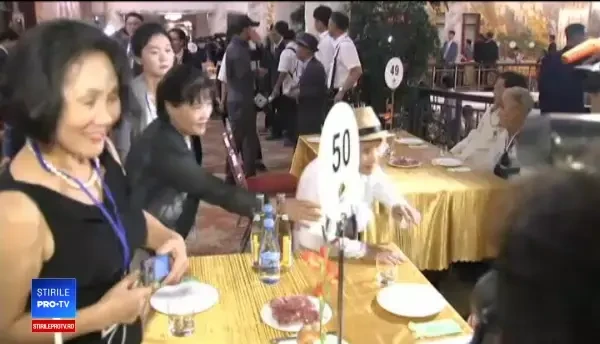 Momentul în care o mamă îşi îmbrăţişează fiul pentru prima dată după 7 decenii