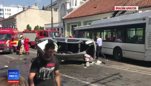 Un şofer a intrat în plin în troleibuz, în centrul Clujului. Ce manevră încerca să facă