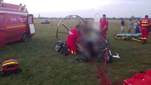 Doi parapantiști, de 38 şi 42 de ani, grav răniţi într-un accident produs în timpul unui zbor de agrement