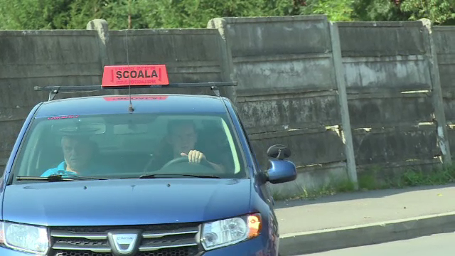 În Bistrița, studenții iau ore suplimentare de condus. Cât așteaptă până dau traseul