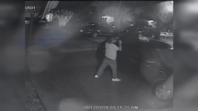 Recompensă pentru prinderea unui piroman care a incendiat o mașină. Imaginile filmate