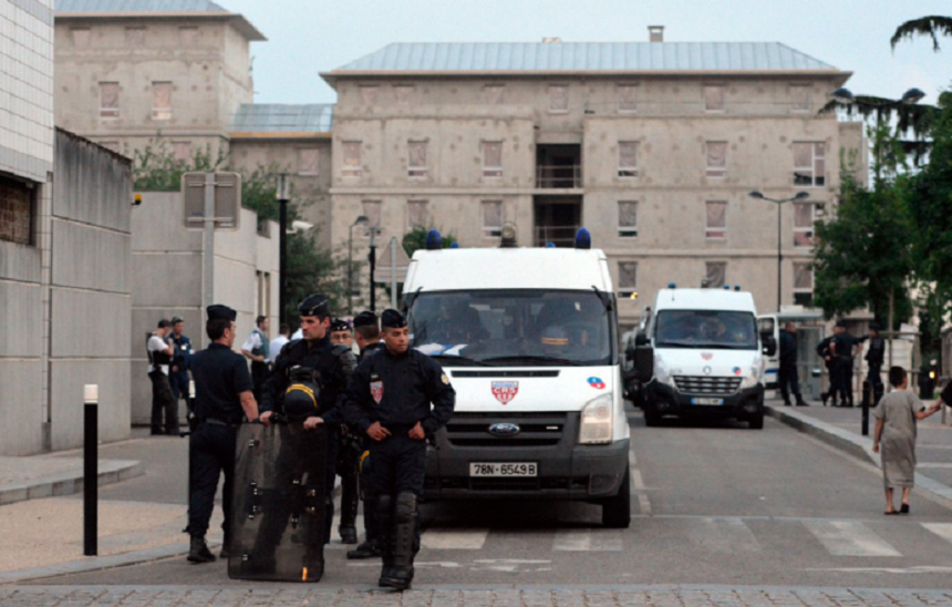 Atac într-o suburbie a Parisului. Un bărbat a ucis 2 oameni cu un cuțit