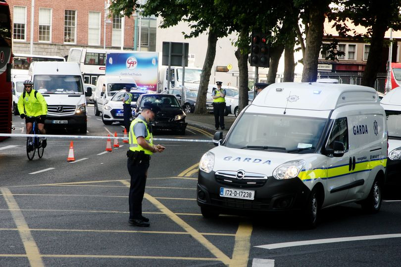 Răfuială între două bande de proxeneți români, la Dublin. Un bărbat a fost înjunghiat de 13 ori