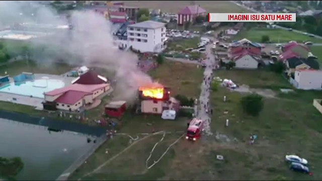 Sub ochii a zeci de turişti care se aflau la un ştrand, un incendiu a mistuit o casă de vacanţă