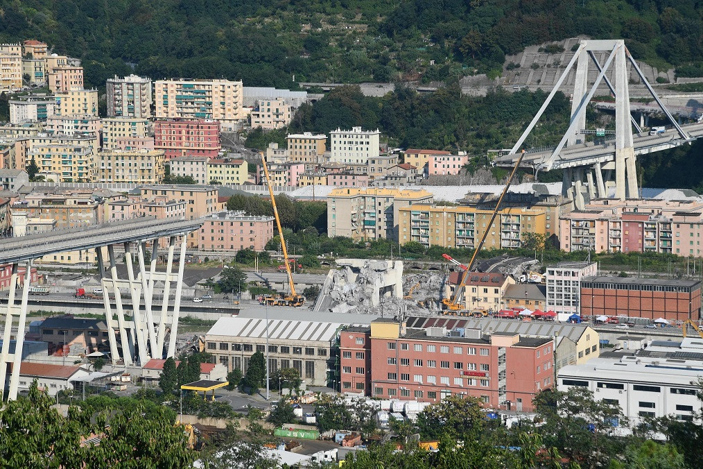 Resturile podului din Genova s-ar putea prăbuşi peste oraş. Avertismentul experţilor