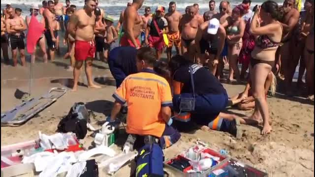 O fetiţă s-a înecat la Mangalia, unde venise cu prietenii părinţilor ei. A murit chiar lângă steagul roşu