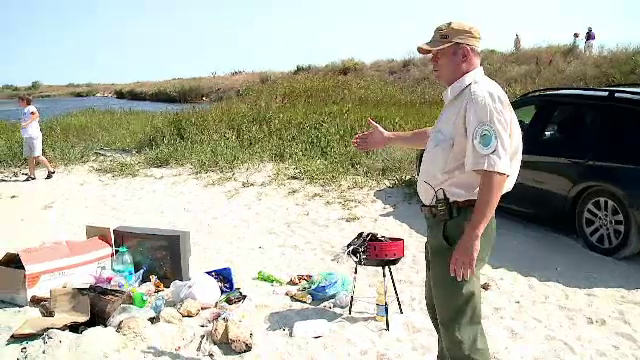 Plajele Vadu și Corbu, în pericol din cauza gunoaielor: "Au adus televizorul, l-au lăsat aici"