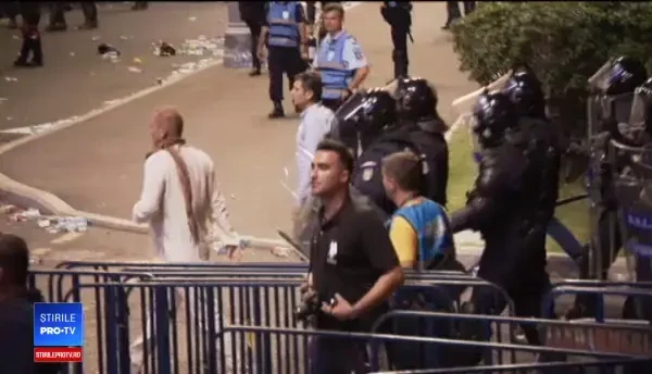 Bărbatul în alb, la Parchetul General. Cu ce s-a prezentat în fața anchetatorilor