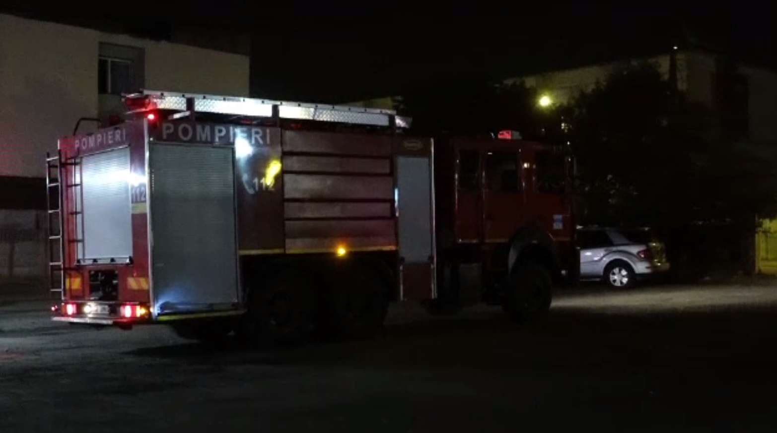 Un pompier rănit în timpul incendiului izbucnit într-un bloc din București va fi operat