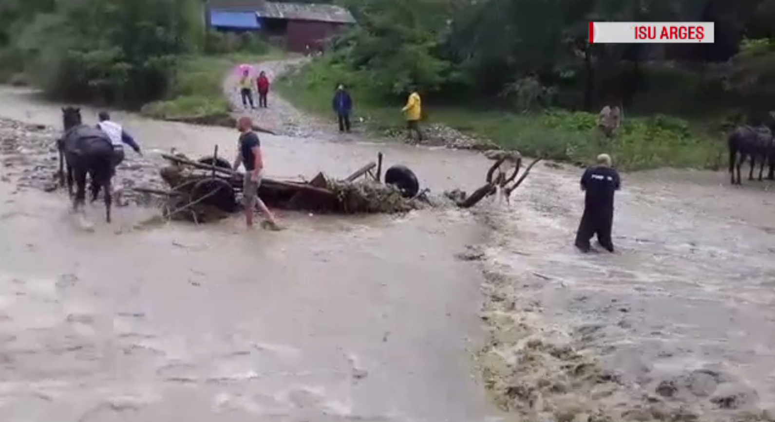 Au încercat să traverseze un râu cu căruța, dar au fost surprinși de viitură
