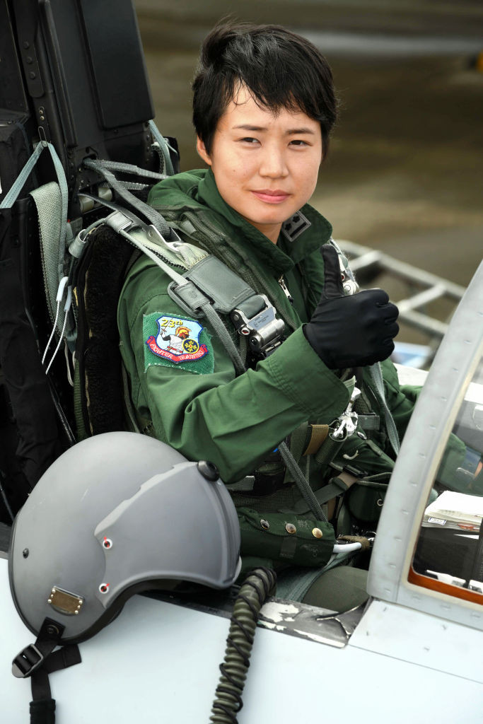 Prima femeie pilot de vânătoare din Japonia. Povestea tinerei de 26 de ani care se visă în "Top Gun"