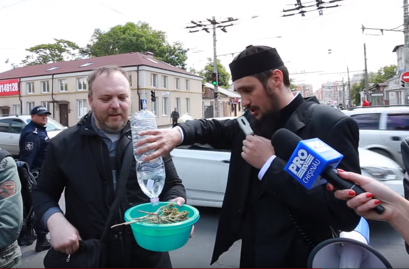 Un preot moldovean a stropit o lesbiană cu agheasmă la TV, ca să "izgonească diavolul"