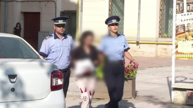 Femeia care şi-a abandonat fetiţele în casă fără apă şi mâncare, lăsată liberă
