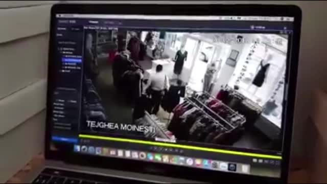 Un client a intrat într-un magazin de haine şi a furat telefonul vânzătoarei. VIDEO