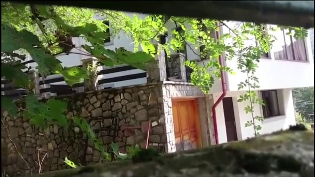 Doi bărbați au căzut de la balconul unei vile, în Sinaia, după ce s-a rupt balustrada