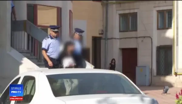 Femeia care şi-a abandonat fetiţele în casă fără apă şi mâncare, lăsată liberă