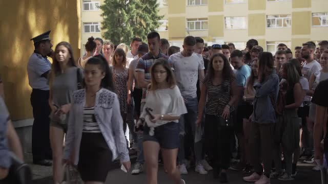 De ce vor din ce în ce mai multe tinere să devină poliţiste. Concurenţă mare şi la jandarmi