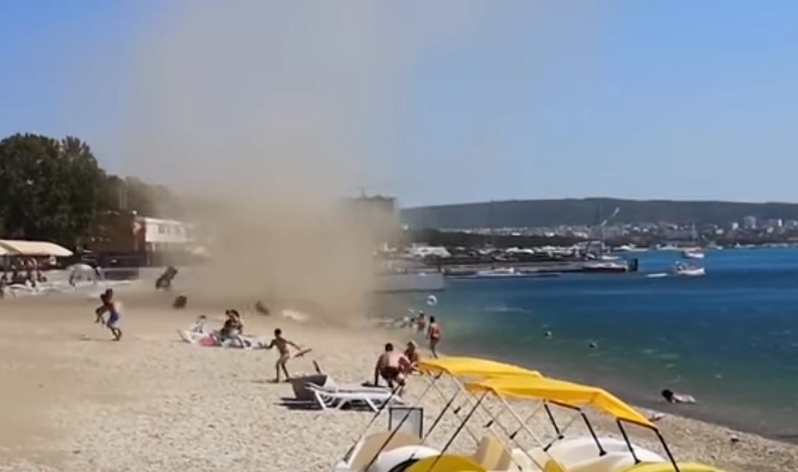 O furtună de nisip a măturat o plajă de pe malul Mării Negre. VIDEO