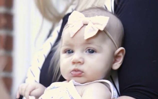 O mamă acuză poliția că a refuzat să-i salveze bebelușul dintr-o mașină încinsă