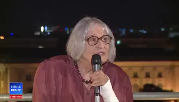 Nocturnă de lectură, în Capitală. Nora Iuga a recitat pe acoperişul unei clădiri