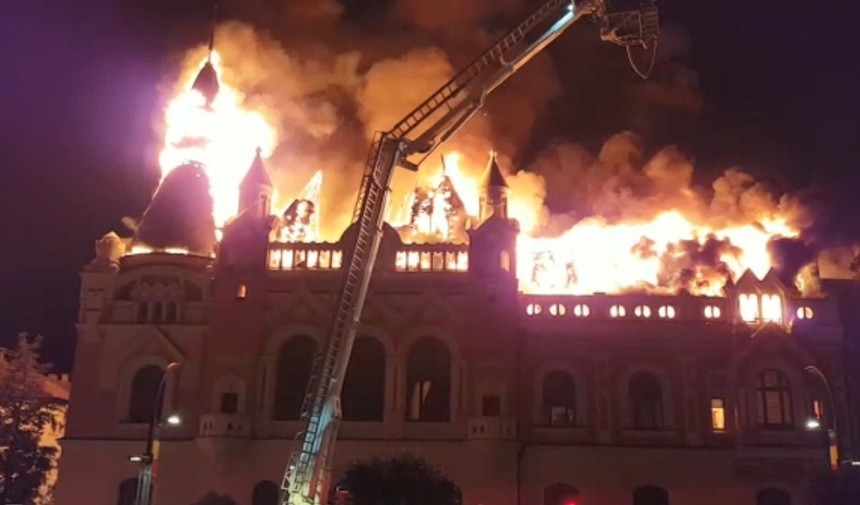 Un incendiu de proporţii a izbucnit la Palatul Episcopiei Greco-Catolice din Oradea. VIDEO
