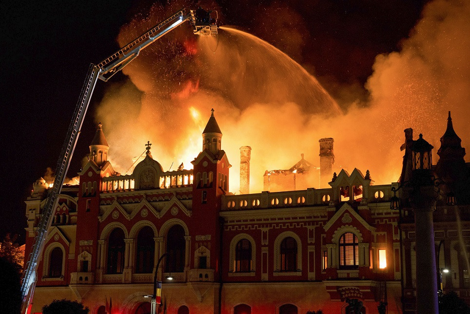 Incendiu uriaş la una dintre clădirile monument ale Oradei. Un turn s-a prăbuşit