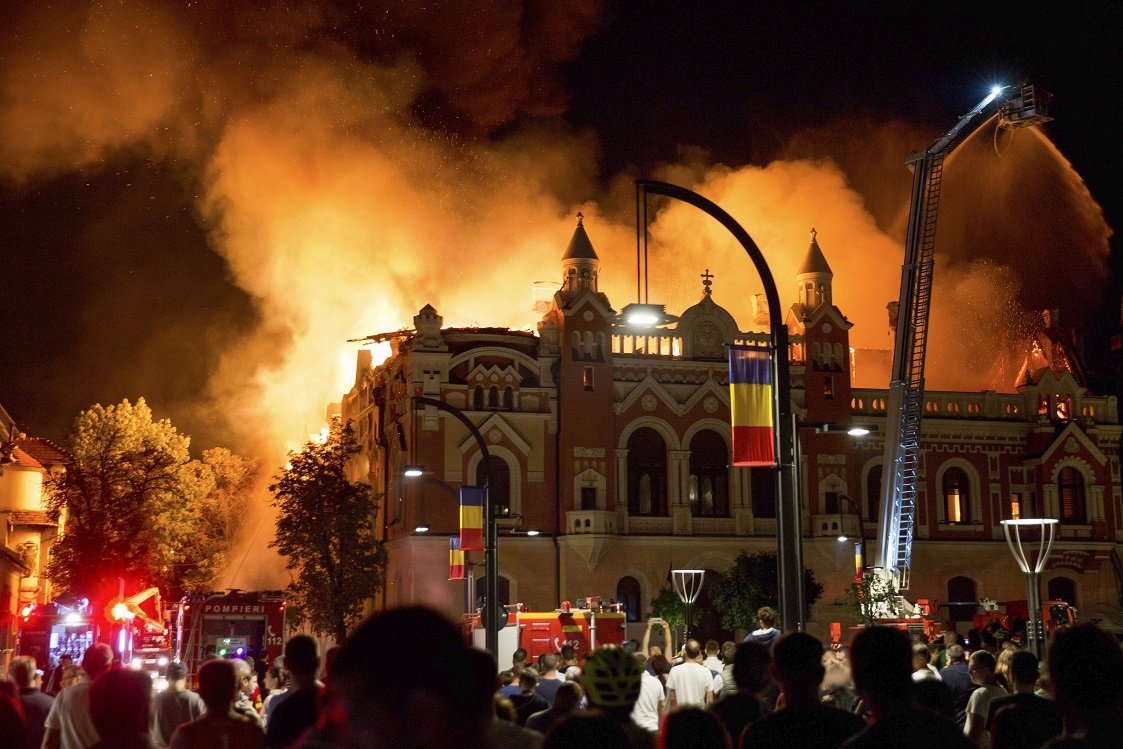 Pompieri intervin pentru lichidarea unui incendiu aparut la la Palatul Episcopiei Greco-Catolice din Oradea