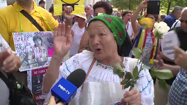 Explicaţiile celor care au mers la mitingul pro-jandarmerie. “Nu ştiu să vorbesc, eu ştiu doar Jos Iohannis!"