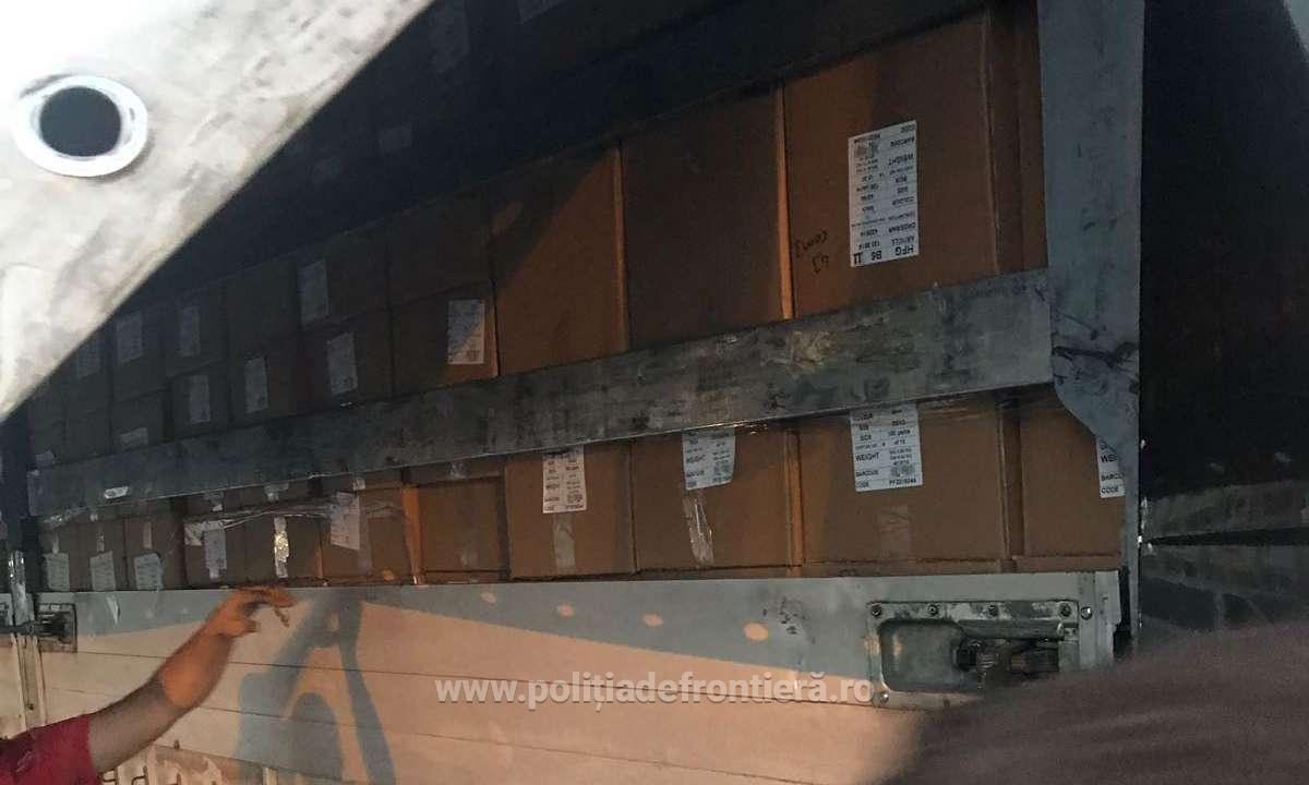 Descoperire uluitoare a poliţiei, printre cutiile dintr-un TIR turcesc