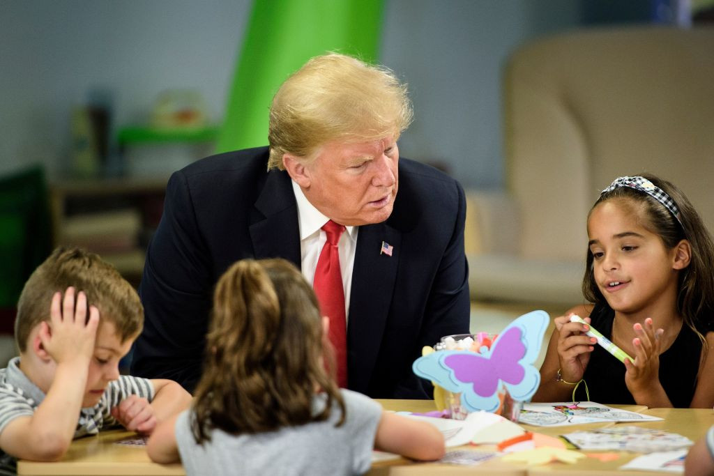 Trump a colorat greșit steagul SUA, în timpul unei vizite la un spital pediatric. FOTO