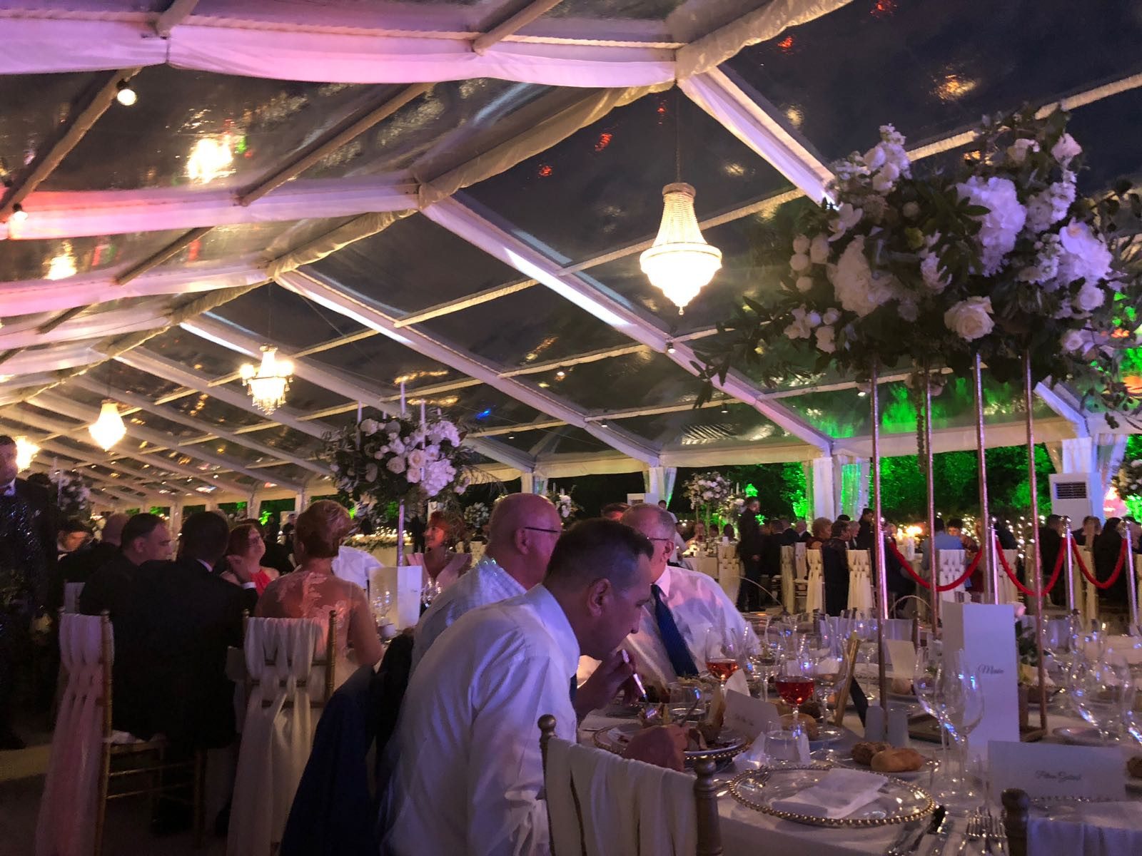 Invitații de la nunta fiului lui Dragnea, întâmpinați de protestatari. Imagini de la petrecere